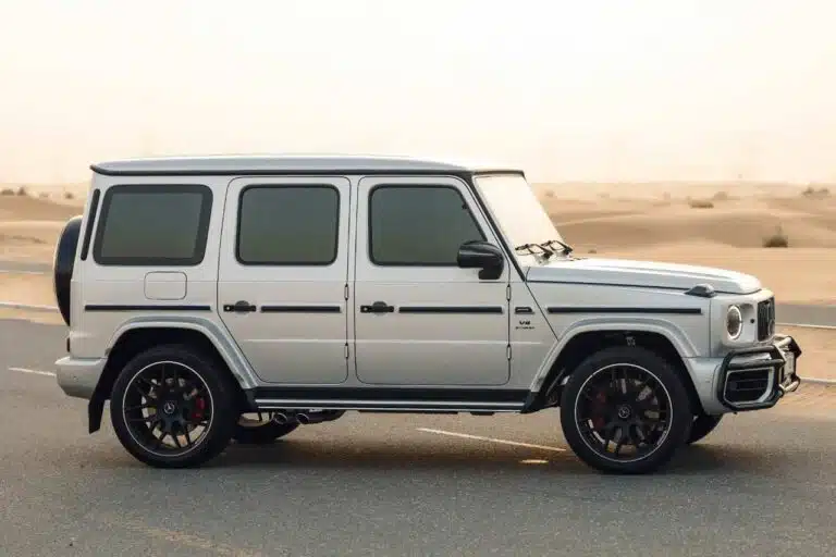 Louer une Mercedes G-63 AMG blanche à Dubaï