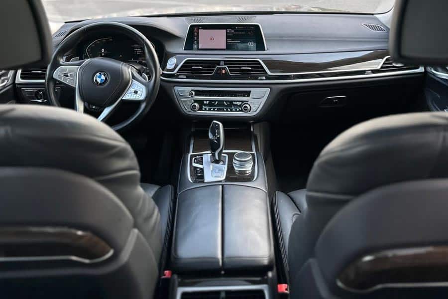 BMW 7er mieten in Dubai