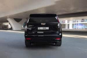 Intérieur d'une Cadillac Escalade noire en location aux Émirats arabes unis