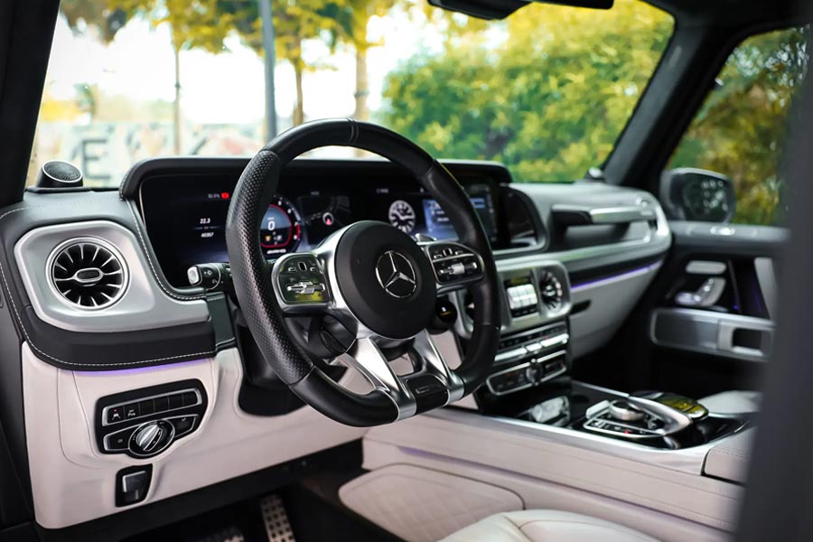 مرسيدس G63 داخلية بيضاء زجاجية