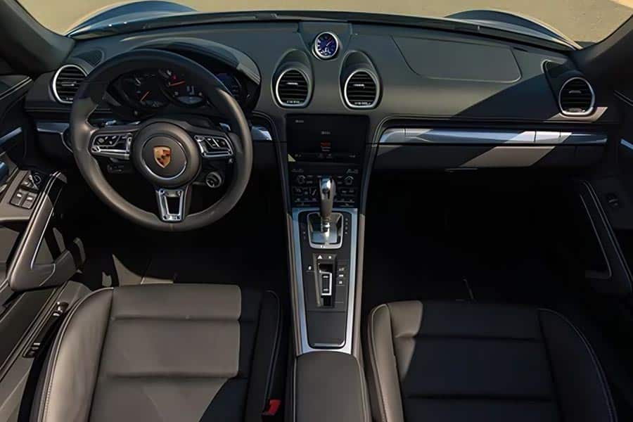 Innenraum des Porsche 718 Boxster Dubai
