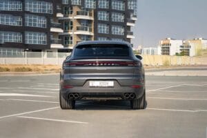 Арендуйте внедорожник Porsche в Дубае.