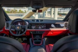 Интерьер Porsche Cayenne в аренду в Дубае