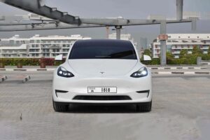 Аренда Tesla Model 3 в Дубае, ОАЭ.