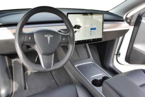 Арендуйте Tesla Model 3 в Дубае